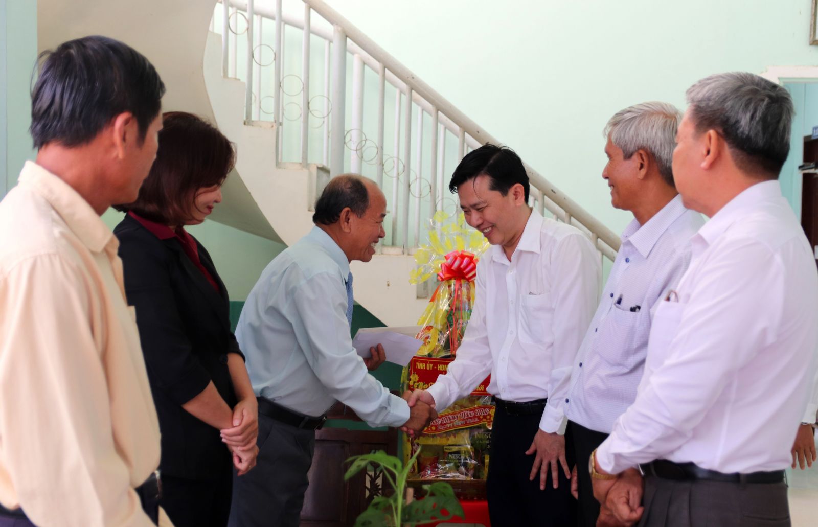 Standing Deputy Secretary of the Provincial Party Committee - Nguyen Thanh Hai (3rd, R) graciously wishes health to Pastor Ngo Van Kiem at Thuan My Protestant Association