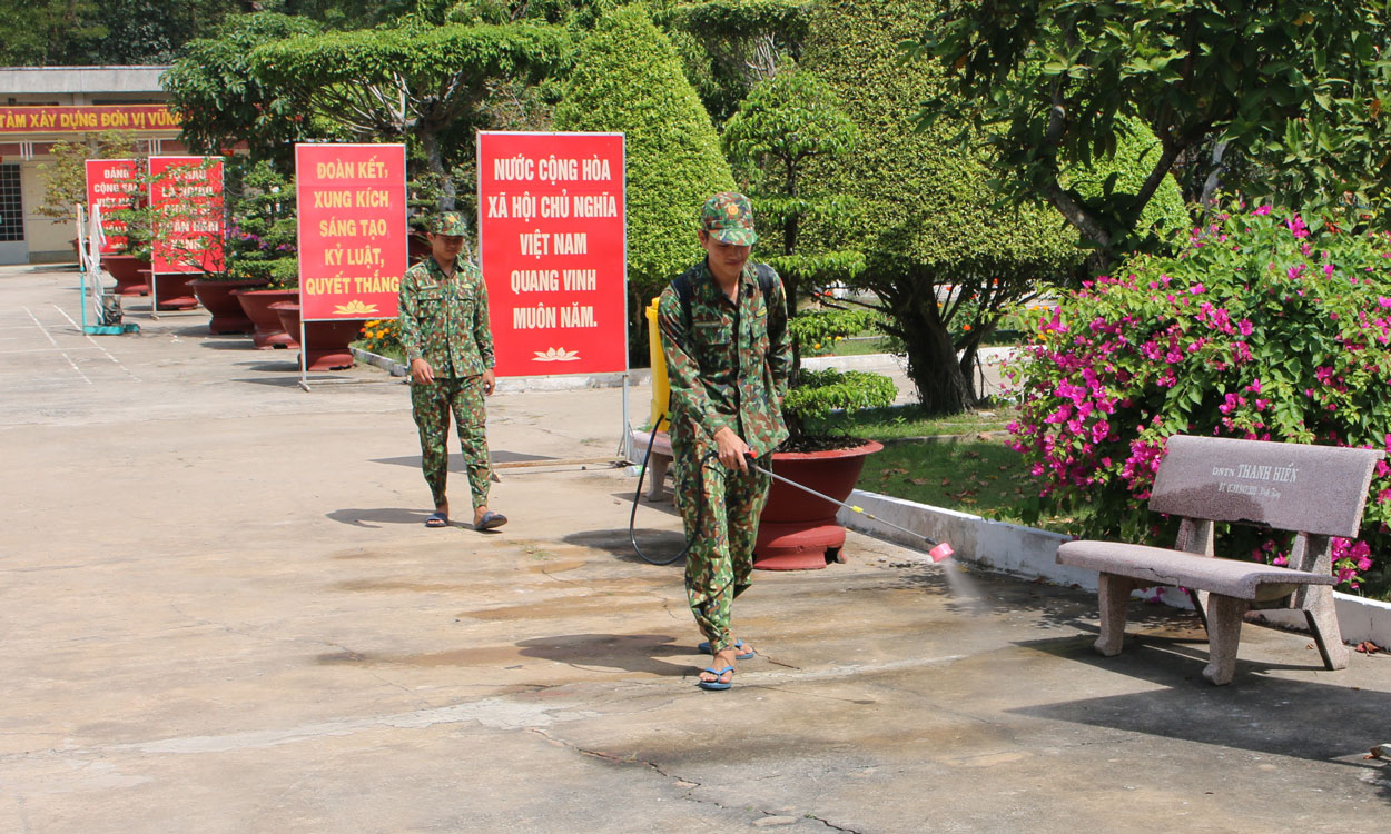 Phun thuốc khử khuẩn doanh trại