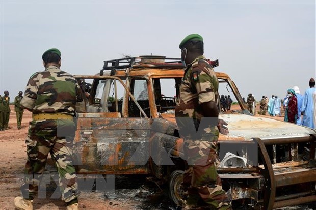 Vietnam condemns use of chemical weapons in Syria Nigerien army officers inspect a car belonging to a group of French aid workers who were killed by unidentified gunmen in the Kouré Reserve in August, 2020. (Photo: AFP/VNA)