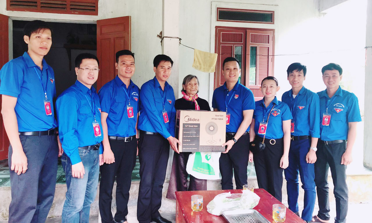 Đảng viên trẻ tiêu biểu Huỳnh Trung Hiếu (thứ 3, trái qua) cùng đoàn tặng quà Mẹ Việt Nam Anh hùng tại Hà Tĩnh nhân dịp nhận Giải thưởng Lý Tự Trọng năm 2019
