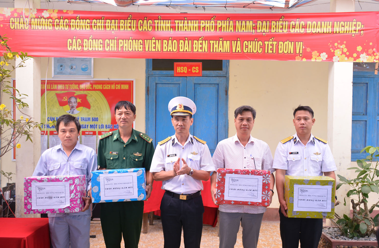 Phó Chính ủy Vùng 5 Hải quân - Nguyễn Hữu Thoan tặng quà các lực lượng trên đảo