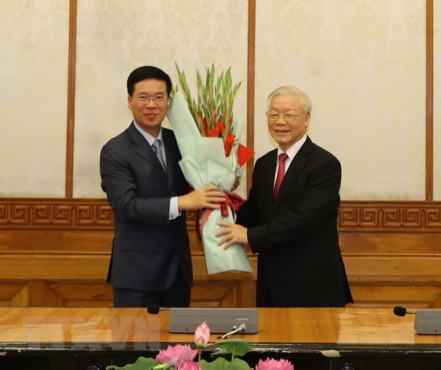 Political Bureau assigns tasks to two Politburo members Party General Secretary and State President Nguyen Phu Trong presents flowers congratulating Politburo member Vo Van Thuong on being assigned as Permanent member of the Party Central Committee's Secretariat (Photo: VNA)