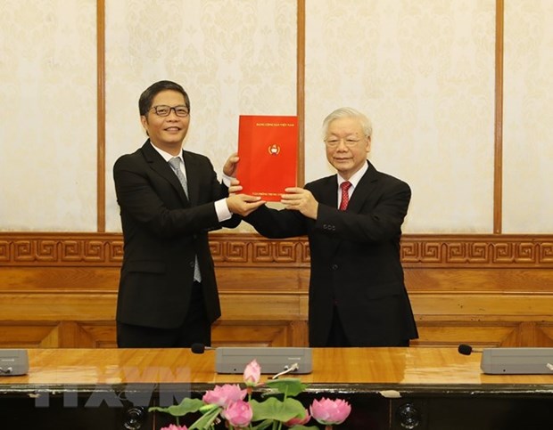 Political Bureau assigns tasks to two Politburo members Party General Secretary and State President Nguyen Phu Trong hands over the decision to Politburo member Tran Tuan Anh, assigning him to hold the position of Chairman of the Party Central Committee's Economic Commission (Photo: VNA)