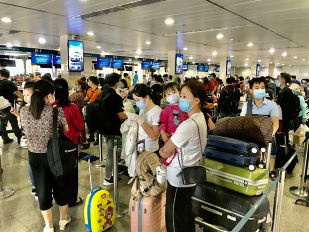 Tan Son Nhat airport tightens COVID-19 prevention measures Passengers wait for check-in at the domestic terminal at Tan Son Nhat international airport in HCM City (Photo: VNA)