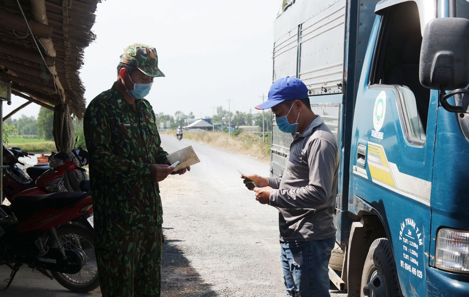 Thiếu tá Lê Anh Khương làm nhiệm vụ kiểm tra người, phương tiện ra vào khu vực biên giới