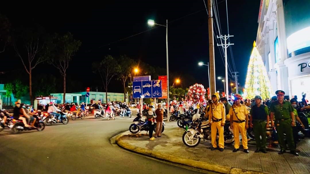 Lực lượng công an làm nhiệm vụ giữ gìn an ninh, trật tự trên một tuyến đường ở TP.Tân An