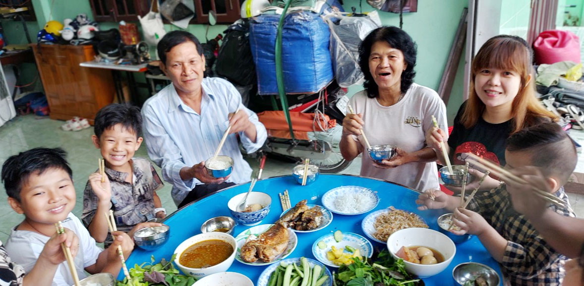 Bữa cơm chiều cuối năm như sợi “lạt mềm” buộc chặt tình thân