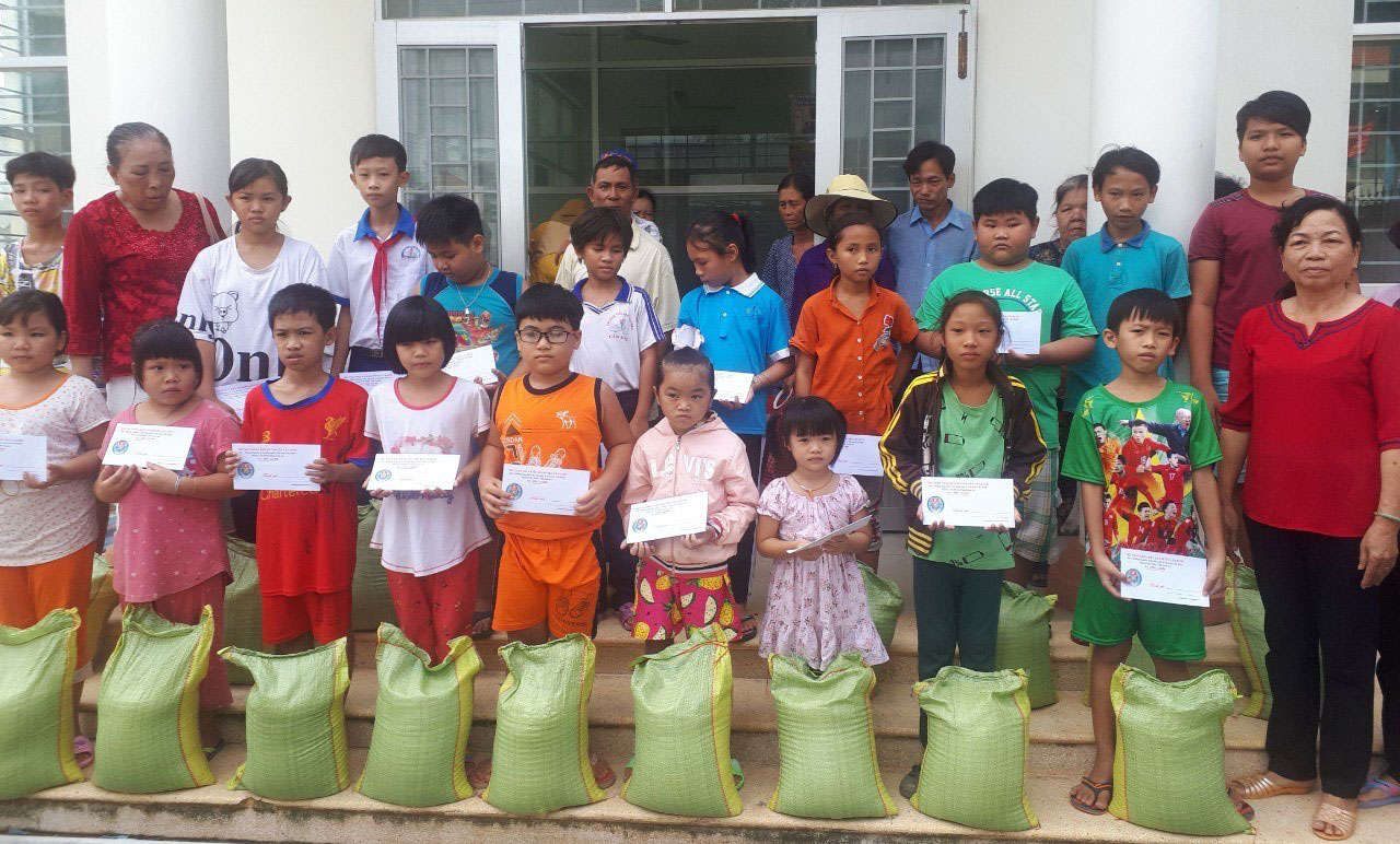 Hội Thân nhân kiều bào huyện Cần Đước tặng quà cho các em học sinh nghèo, có hoàn cảnh khó khăn trên địa bàn