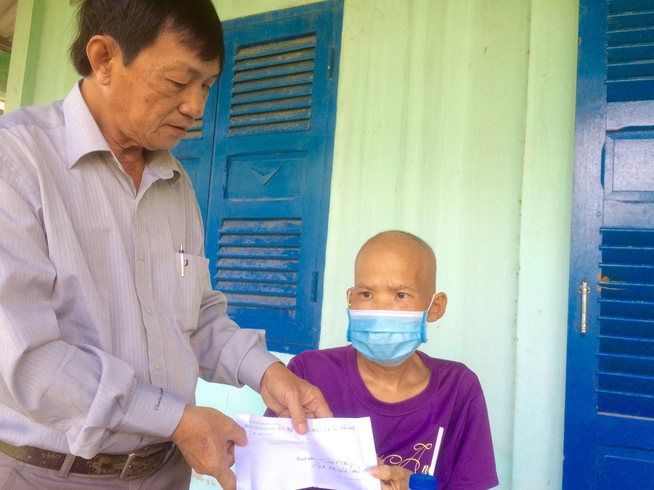 Hội Thân nhân kiều bào huyện Thủ Thừa hỗ trợ tiền cho trường hợp bệnh nhân có hoàn cảnh khó khăn, bệnh hiểm nghèo