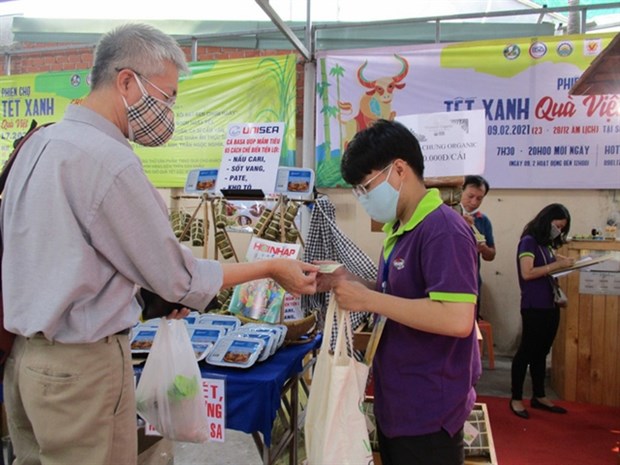 Organic Tet cakes become a hit A customer buys banh chung at a fair in HCM City. (Photo: nld.com.vn)