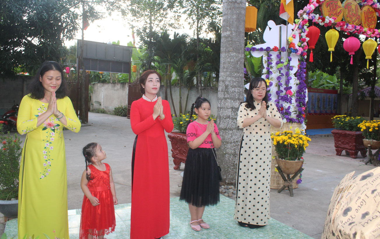 Chị Bùi Thị Ngọc Hiền (giữa) đến lễ Phật, viếng cảnh và chụp ảnh lưu niệm vào những ngày giáp Tết Tân Sửu 2021 tại chùa Ân Thọ
