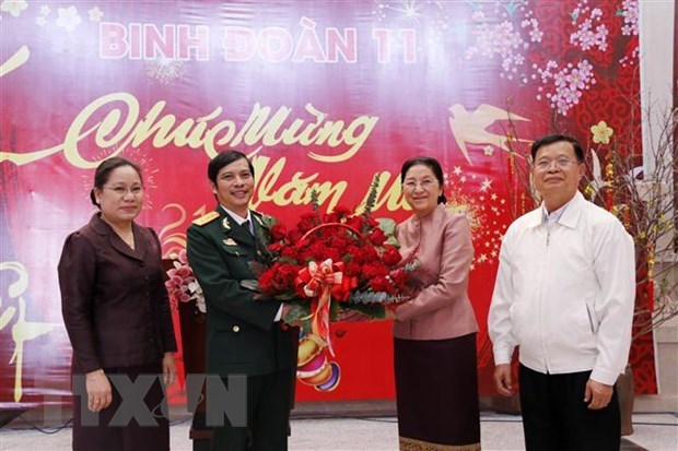 Lao top legislator pays Tet visit to Vietnam’s officers, soldiers working at Laos' NA House Lao NA Chairwoman Pany Yathotou presents a basket of flowers to Deputy Commander of Army Corps 11 Col. Nguyen Chien to welcome the Year of the Buffalo (Photo: VNA)