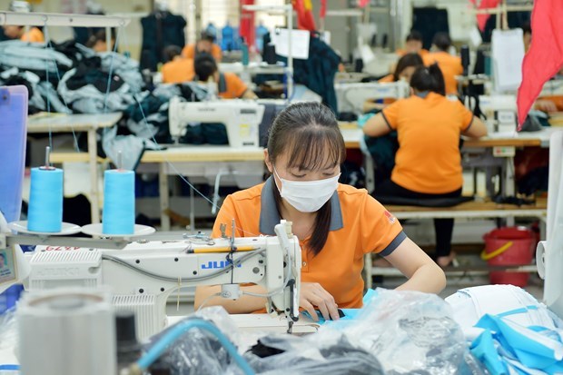 Top 10 outstanding events in Vietnam in 2020 Workers produce apparel for export (Photo: VNA)