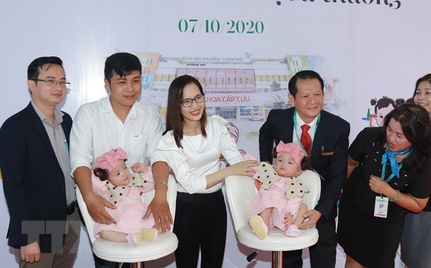 Top 10 outstanding events in Vietnam in 2020 The twins, Truc Nhi and Dieu Nhi, their parents and medical workers pose for a photo on the day they are discharged from hospital (Photo: VNA)