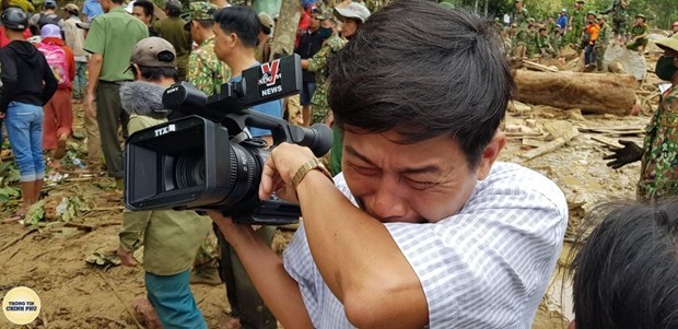 Top 10 outstanding events in Vietnam in 2020 A Vietnam News Agency reporter bursts into tears when the body of a baby was retrieved from a landslide in Tra Leng commune of central Quang Nam province (Photo: VNA)
