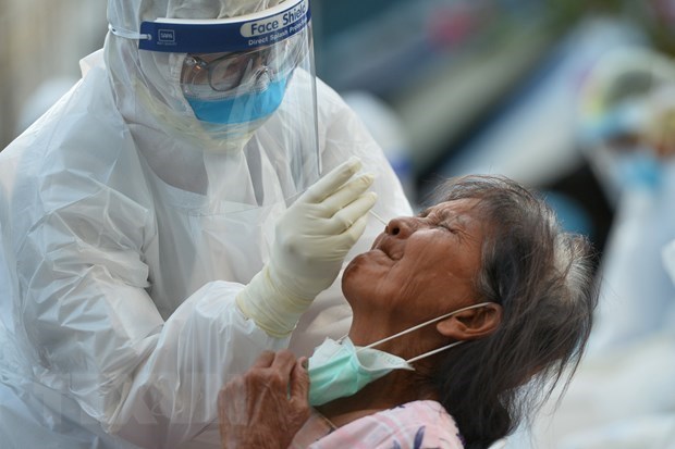 Ten most outstanding international events in 2020 A medical worker takes swab from a woman for COVID-19 testing in Samut Sakhon province of Thailand (Photo: Xinhua/VNA) Hanoi (VNA) - The Vietnam News Agency (VNA) has selected the Top 10 events that shaped the world in 2020.