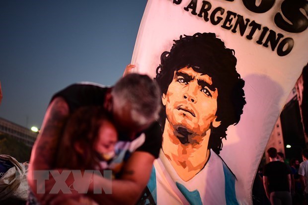 Ten most outstanding international events in 2020 Fans grieve over the death of football legend Diego Maradona (Photo: AFP/VNA)