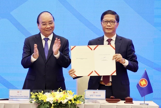 Ten most outstanding international events in 2020 Prime Minister Nguyen Xuan Phuc (L) and Minister of Industry and Trade Tran Tuan Anh at the RCEP signing ceremony on November 15 (Photo: VNA)