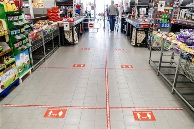 Ten most outstanding international events in 2020 Lines at a supermarket in Berlin, Germany, to help shoppers keep social distancing amid the COVID-19 outbreak (Photo:Xinhua/VNA)