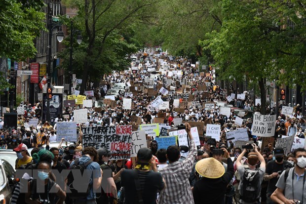 Ten most outstanding international events in 2020 Demonstrators march in Montreal, Canada, to protest against racial discrimination after the death of African-American man George Floyd (Photo: AFP/VNA)