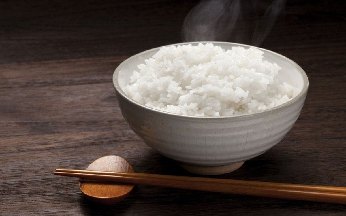 Gạo trắng: Gạo trắng có hàm lượng carbs cao, làm tăng chỉ số đường huyết (GI) giúp tạo giấc ngủ sâu hơn.