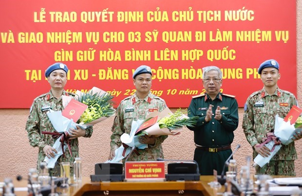 Thượng tướng Nguyễn Chí Vịnh, Thứ trưởng Bộ Quốc phòng trao Quyết định của Chủ tịch nước cho 3 sỹ quan thực hiện nhiệm vụ Gìn giữ hòa bình Liên hợp quốc tại Phái bộ Nam Sudan và Cộng hòa Trung Phi. (Ảnh: Dương Giang/TTXVN)