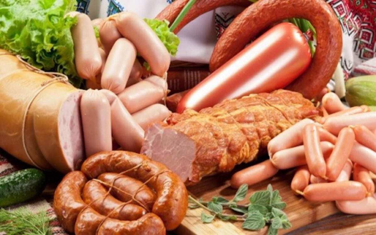 Ăn nhiều thực phẩm chế biến sẵn: Thực phẩm đã qua chế biến thường chứa nhiều chất béo bão hòa hoặc chứa nhiều đường gây hại cho sức khỏe.