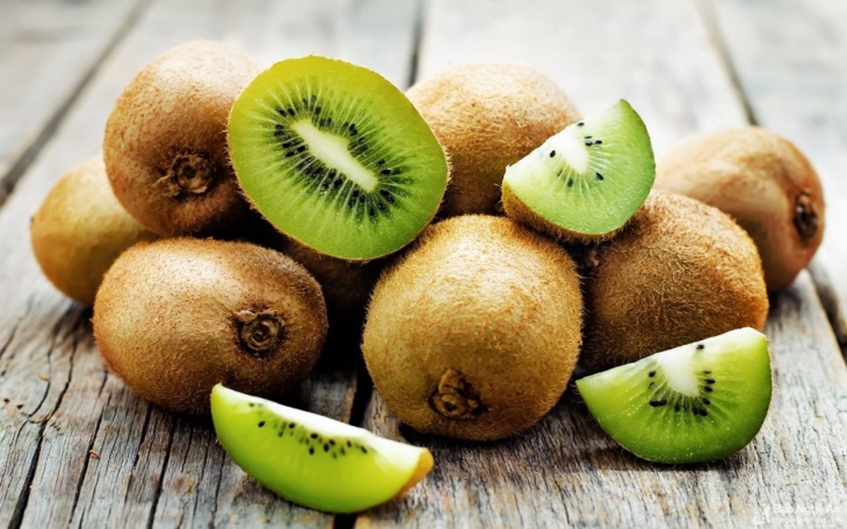 Kiwi: Tác dụng thúc đẩy giấc ngủ của kiwi được cho là do serotonin, một hoạt chất trong não giúp điều chỉnh chu kỳ giấc ngủ.