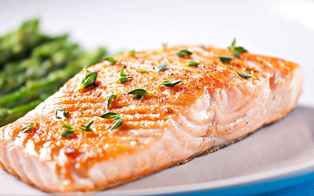 Cá béo: Sự kết hợp của vitamin D và các loại axit béo omega-3 như axit eicosapentaenoic hoặc axit docosahexaenoic trong các loại cá béo có khả năng tăng cường chất lượng giấc ngủ.