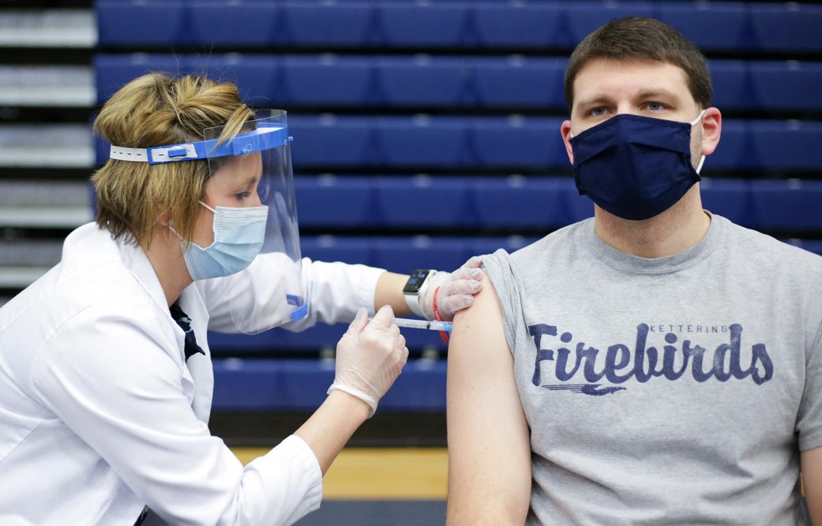 Tiêm vắcxin ngừa COVID-19 cho người dân tại bang Ohio, Mỹ ngày 10/2. (Ảnh: AFP/TTXVN)