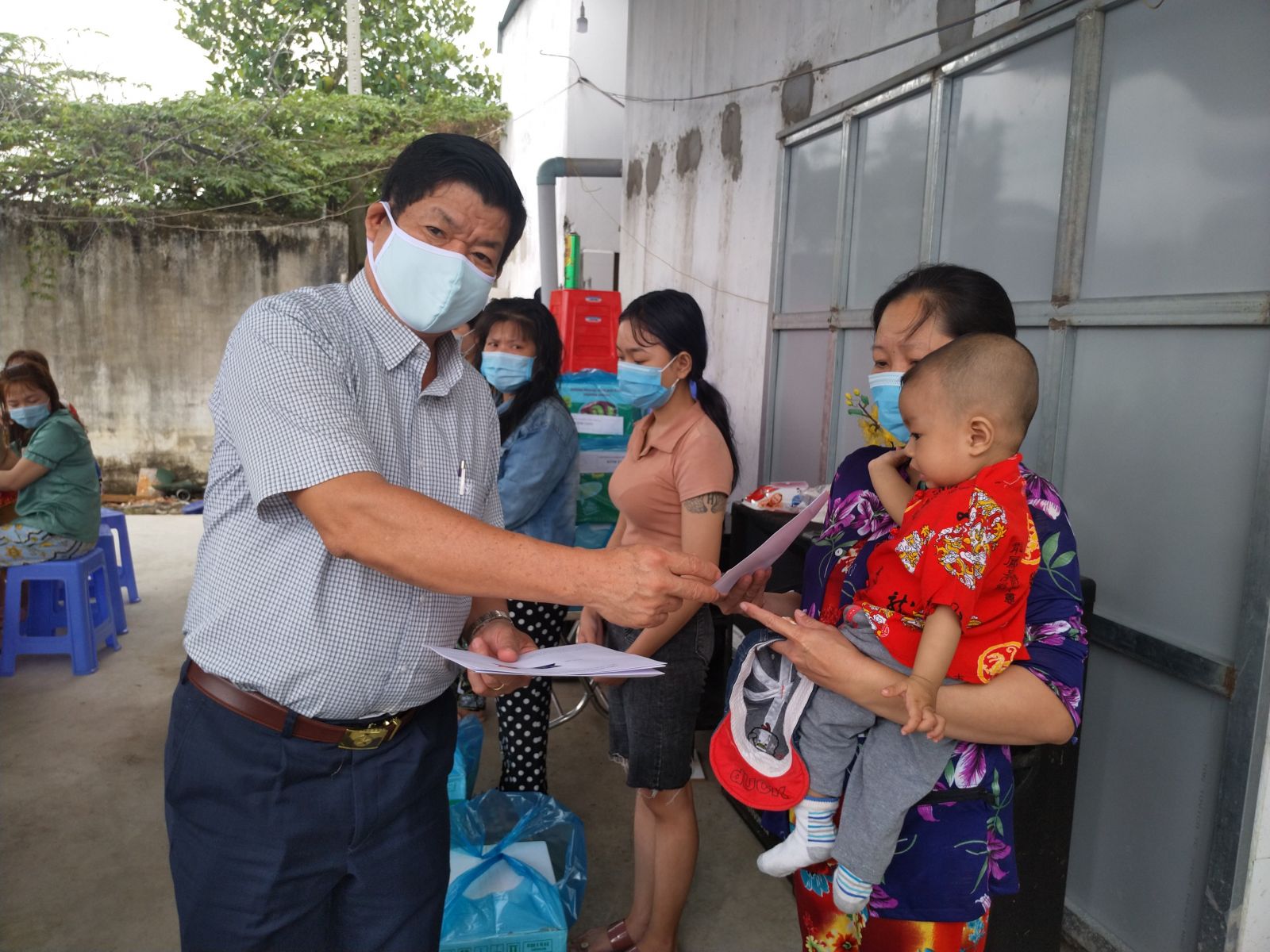 Chairman of the People's Committee of Ben Luc district - Tran Van Tuoi presents gifts to the workers working in the inns in the district, who do not return hometown to celebrate Tet