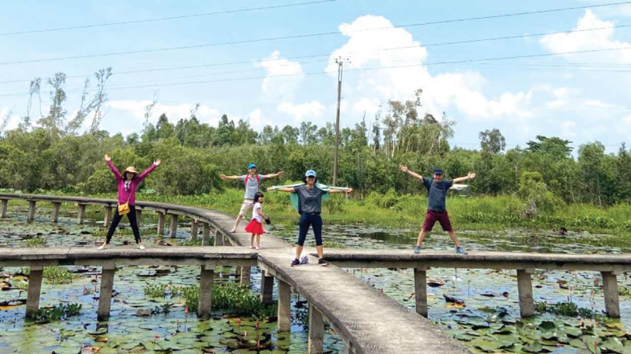This spring, let's explore Long An on excursion The Ecological Tourist Site of Tan Lap Floating Village