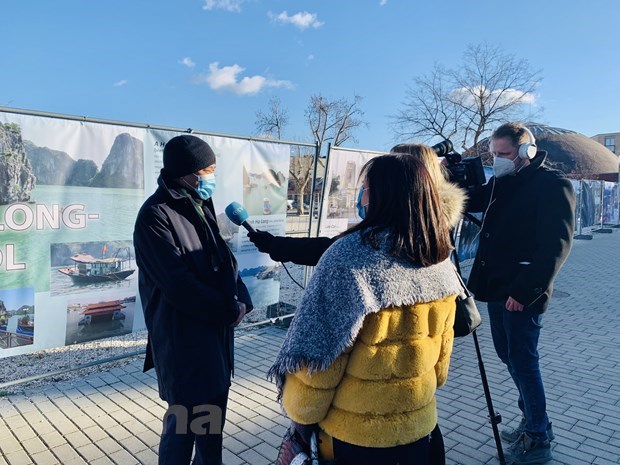 Vietnamese Ambassador Nguyen Tien Thuc (L) grants an interview to a local TV station (Photo: VNA)