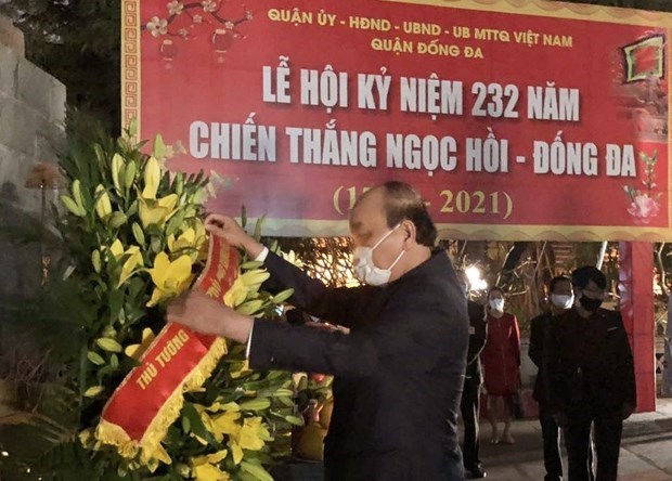 PM Nguyen Xuan Phuc pays tribute to King Quang Trung at the temple dedicated to the King at Dong Da Mound in Hanoi (Photo: VNA) 