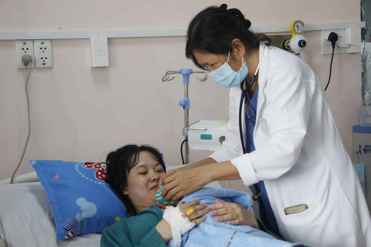 Bác sĩ Lương Kim Chi ân cần hỏi thăm, quan tâm đến từng bệnh nhân của mình