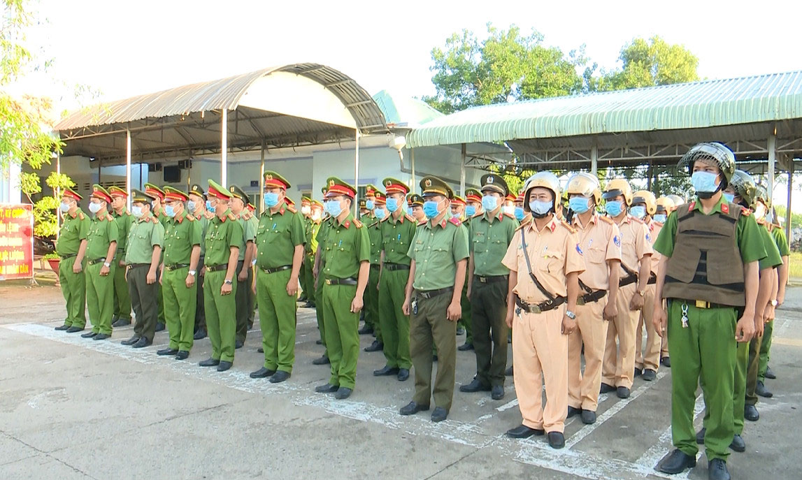 Lực lượng công an toàn tỉnh đồng loạt ra quân đấu tranh, trấn áp tội phạm dịp Tết Nguyên đán nhằm bảo đảm an ninh, trật tự cho người dân vui xuân, đón tết