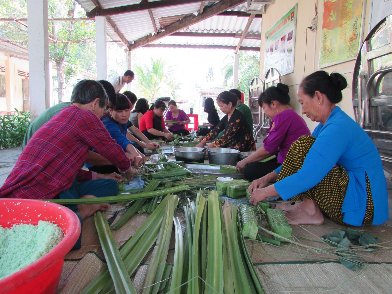 Cán bộ, chiến sĩ biên phòng và người dân các xã biên giới cùng gói bánh chưng, bánh tét nhân dịp xuân về, tết đến