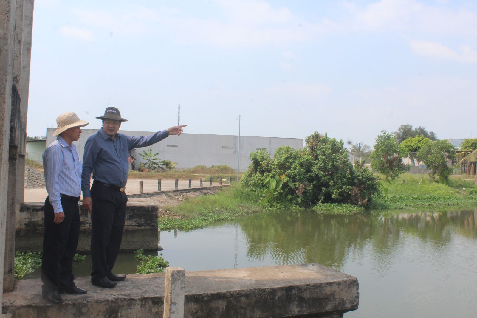 Vice Chairman of Long An People's Committee - Nguyen Minh Lam checks prevention, control of drought, salinity in dry season 2021 Vice Chairman of the Provincial People's Committee - Nguyen Minh Lam (R) directs all levels and sectors not to neglect the work of drought and salinity prevention