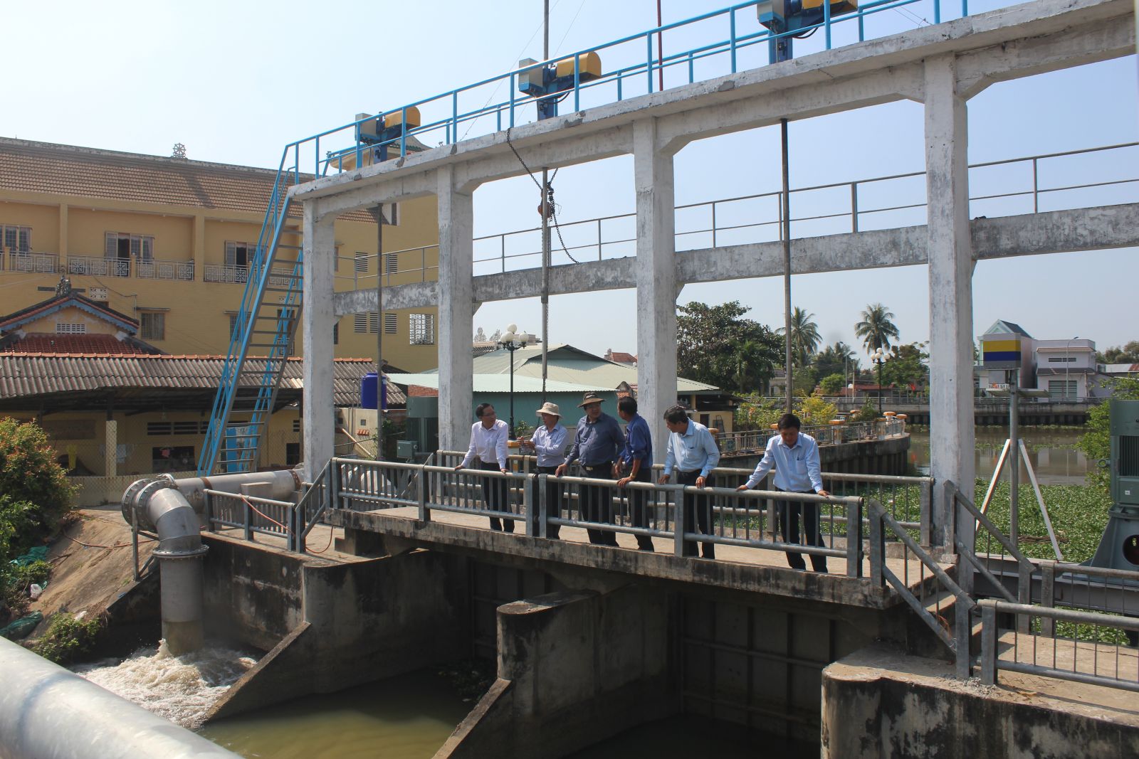 The delegation checks the construction and operation of irrigation and salinity-preventing works in Thu Thua district