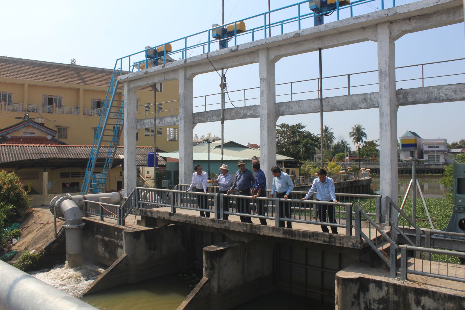 Vice Chairman of Long An People's Committee - Nguyen Minh Lam checks prevention, control of drought, salinity in dry season 2021 The delegation checks the construction and operation of irrigation and salinity-preventing works in Thu Thua district