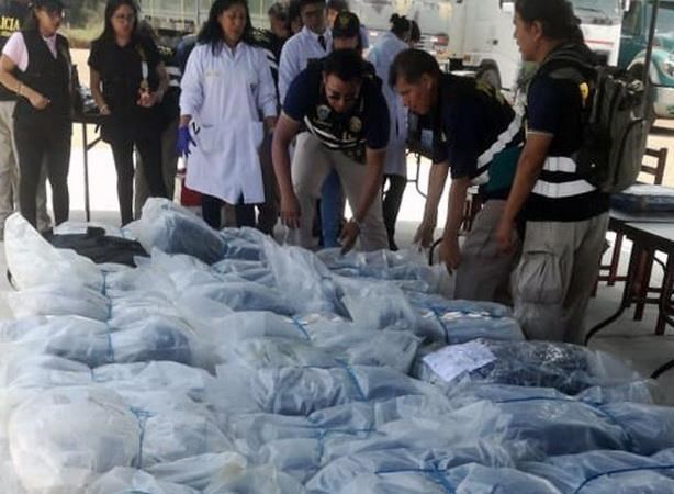 Cảnh sát trưng bày số cocaine thu giữ trong chiến dịch truy quét tội phạm buôn ma túy tại El Callao, Peru, ngày 7/3/2019. (Ảnh: AFP/TTXVN)