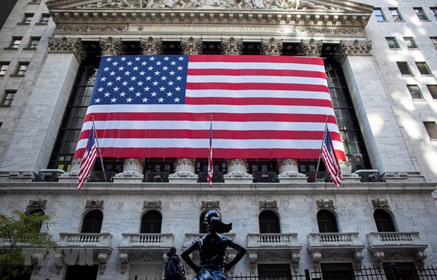 Quang cảnh bên ngoài sàn giao dịch chứng khoán New York, Mỹ. (Ảnh: AFP/TTXVN)