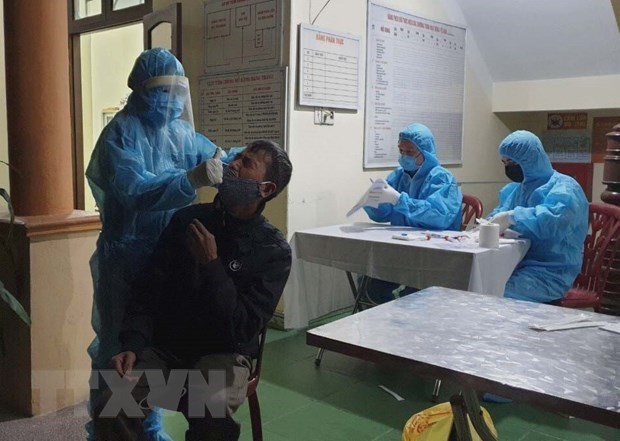 Lấy mẫu xét nghiệm SARS-CoV-2 tại thành phố Uông Bí. (Ảnh: TTXVN phát)