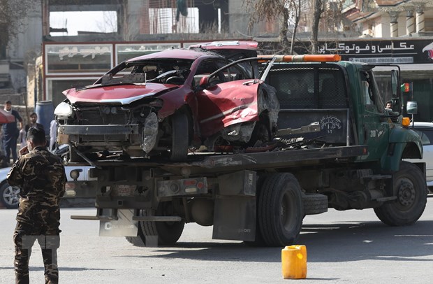 Một chiếc ôtô bị phá hủy trong một vụ đánh bom tại Kabul, Afghanistan, ngày 18/2/2021. (Ảnh: THX/TTXVN)