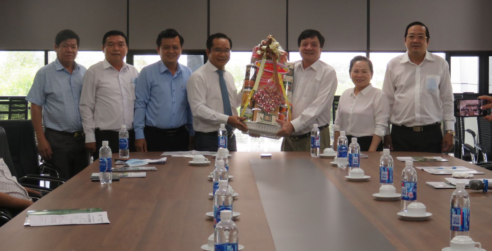 Secretary of the Provincial Party Committee, Chairman of the Provincial People's Council - Nguyen Van Duoc (4th L) and the delegation give gifts and wish the Management Board of Phu An Thanh Industrial Park a new successful year