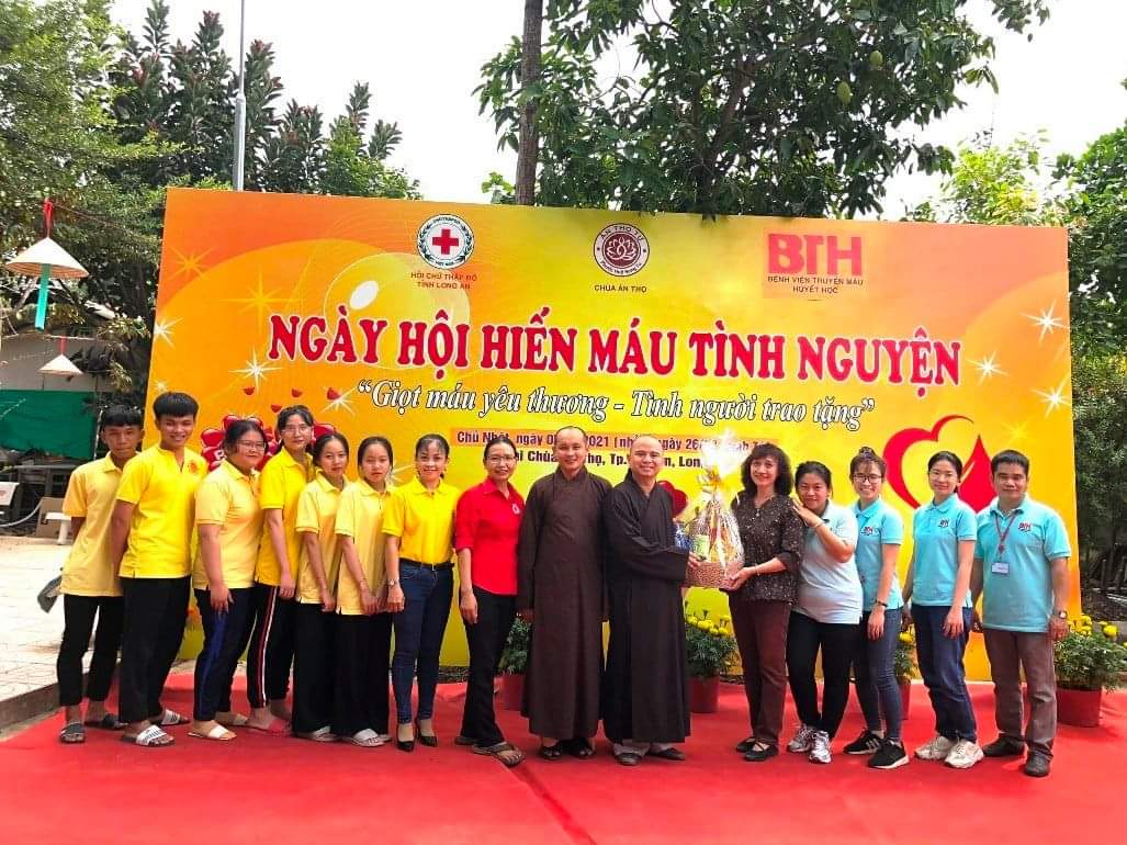 Nhóm Phụng sự chùa Ân Thọ tham gia hoạt động hiến máu tình nguyện