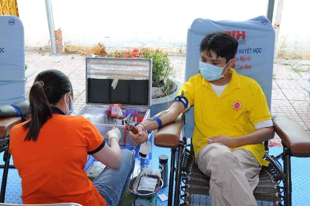 Thành viên Nhóm Phụng sự chùa Ân Thọ tham gia hiến máu tình nguyện