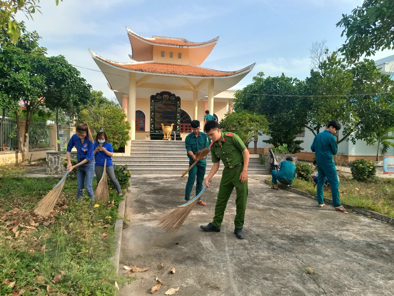 Đều đặn mỗi tháng 1 lần, đoàn viên, thanh niên xã Nhơn Ninh đến dọn vệ sinh kết hợp sinh hoạt chi đoàn tại khu di tích (Ảnh Đoàn xã cung cấp)