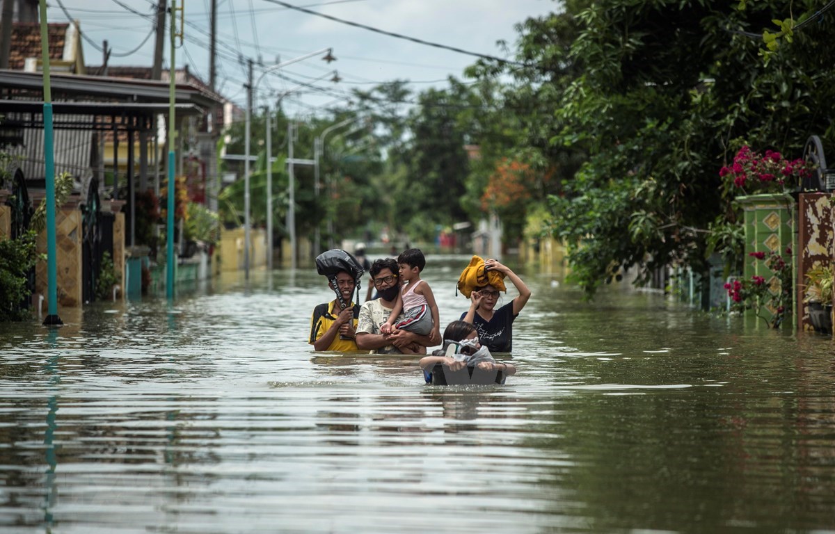 MoU signed to enhance ASEAN-Russia cooperation in disaster management Residents evacuate their flooded homes in Gresik, East Java, Indonesia on December 15, 2020, as the rainy season brings floods to many areas in Jakarta and Java. (Photo: AFP/VNA)