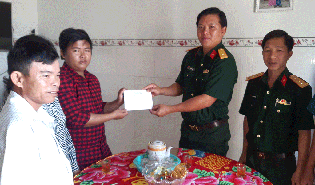 Trung tá Võ Minh Quốc - Chỉ huy trưởng Ban Chỉ huy Quân sự huyện Châu Thành, tặng quà động viên tân binh Nguyễn Nhật Linh và tân binh Nguyễn Thành Chân